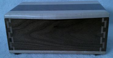 *TRINKET BOX, WALNUT AND MAPLE (0225202602) *TRINKET BOX, WALNUT AND MAPLE (0225202602)