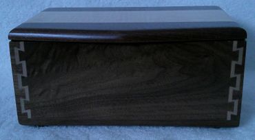 *TRINKET BOX, SOLID WALNUT AND MAPLE (0225202603) *TRINKET BOX, SOLID WALNUT AND MAPLE (0225202603)