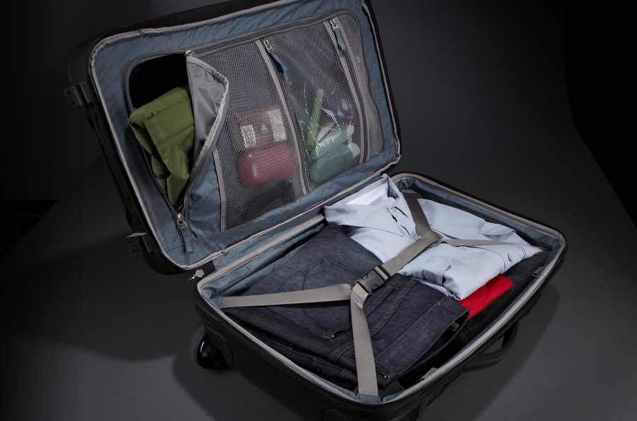 Thule Crossover Rolling 22" Expandable Upright w/ Suiter