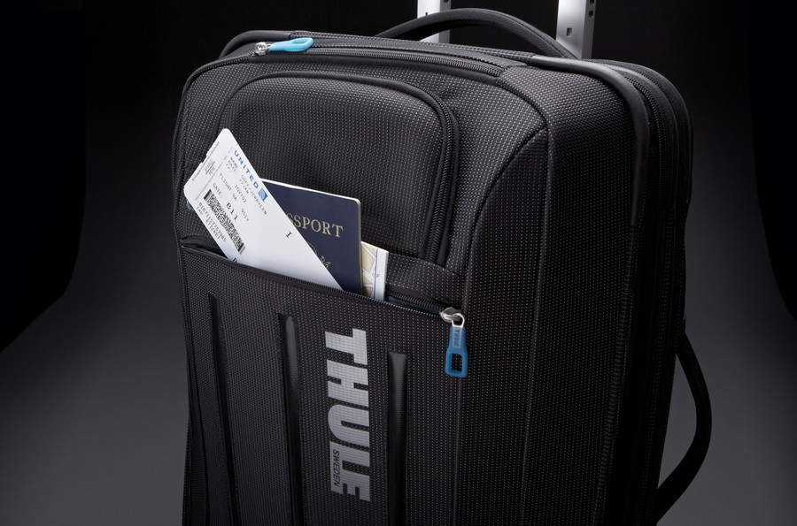 Thule Crossover Rolling 22" Expandable Upright w/ Suiter