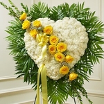 Vòng hoa tim với hoa hồng màu vàng Vòng hoa tim với hoa hồng màu vàng