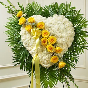 Vng hoa tim v&#7899;i hoa h&#7891;ng mu vng