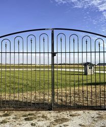 Large Des Moines Center Divide Driveway Entrance Gate 5't x 8'w