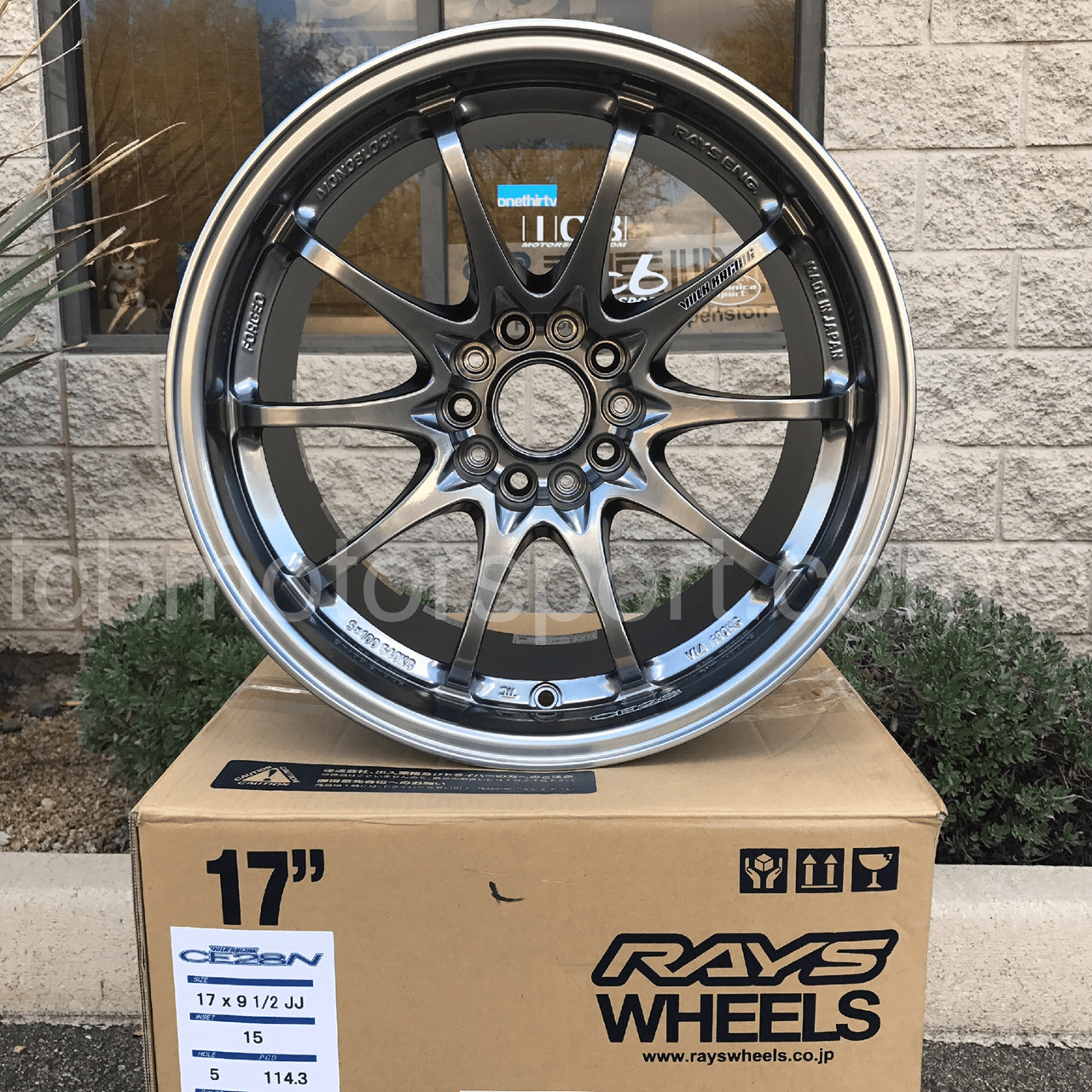 Rays Volk Racing CE28N Formula Silver 17X9.5 5X114.3 +15 Offset Concave Face