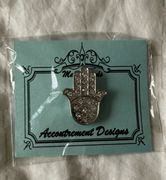 HAMSA CLEAR CRYSTAL NEEDLEMINDER MAGNET by Accoutrements