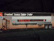 AMT 30063      --      Fruehauf Texaco Tanker Trailer    1:25