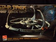 AMT 8778       --       Deep Space Nine Space Station  'Star Trek Deep Space Nine   1:2500  (16" long)