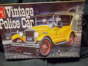 AMT 1182     --     Vintage Police Car   1:25