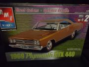 AMT 31930     --       1969 Plymouth GTX 440     1:25