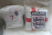 2 ENGLAND FIFA WORLD CUP SOCCER FOOTBALL LARGE PILLOWS .. 1 SQUARE PILLOW AND 1 BECKHAM #7 JERSEY PILLOW .. NEW