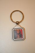 BOB MARLEY PICTURE METAL KEYCHAIN ... REGGAE GUITAR LEGEND ... NEW