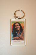 BOB MARLEY PICTURE PLASTIC KEYCHAIN ... REGGAE GUITAR LEGEND ... NEW