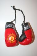 MANCHESTER UNITED SET OF 2 BOXING GLOVES TO HANG OVER YOUR CAR MIRROR .. NEW