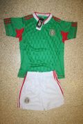 MEXICO KIDS FIFA WORLD CUP 2010 SOCCER FOOTBALL RETRO JERSEY WITH SHORTS .. NEW