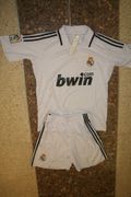 REAL MADRID FOOTBALL CLUB WHITE RETRO JERSEY WITH WHITE SHORTS .. NEW