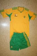 SOUTH AFRICA 2010 FIFA WORLD CUP SOCCER FOOTBALL RETRO YELLOW JERSEY WITH SHORTS .. NEW