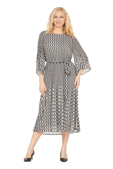 Giovanna <br> (2025) <br> GVDP2433 <br> <br> B/ack/White <br> M L XL 1x 2x<br><br>Art Deco Print Pleated Dress in Chiffon <br><br>