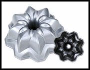 Petite Lily Cake Pan