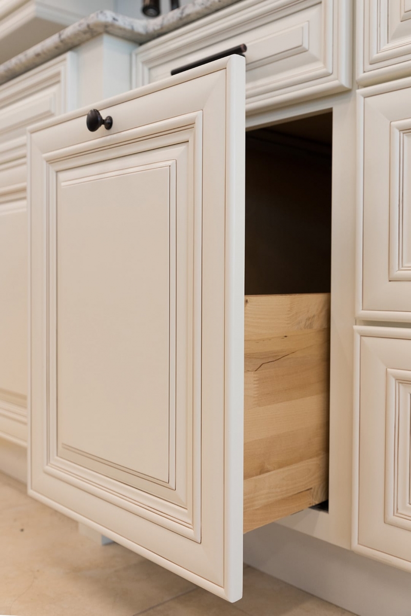 Casselberry Antique White Kitchen