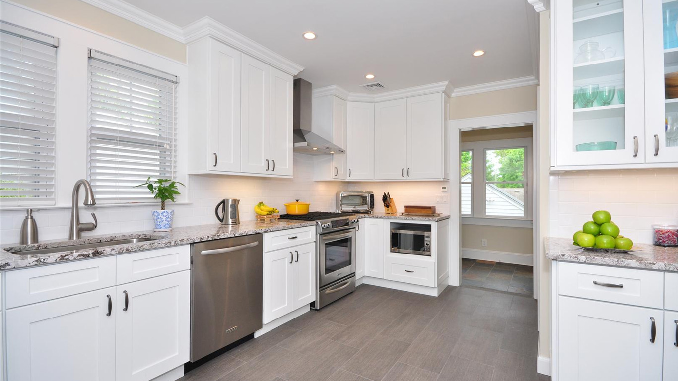 Forevermark Ice White Shaker 10x10 Kitchen