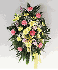 Traditional mixed arrangement on an easel sympathy