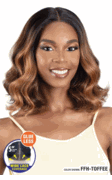 Model Model GLAM MODE HD Lace Front Wig NOVERA