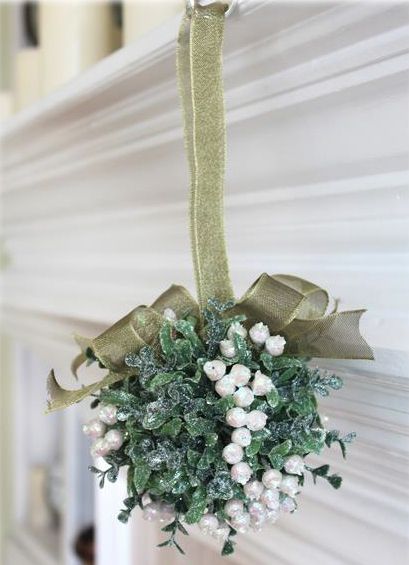 Ganz Mistletoe Door Decor Kissing Ball - White Pearl 5"