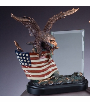 10 INCH ELECTROPLATED BRONZE EAGLE ON PAINTED AMERICAN FLAG WITH 4 X 6 INCH GLASS TROPHY