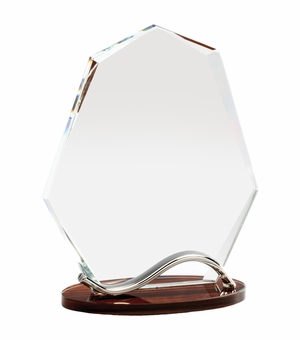 6-3/4 x 5-1/4 INCH OPTICAL CRYSTAL ARROW HEAD AWARD WITH BEVELED EDGES ON WOOD GRAIN BASE