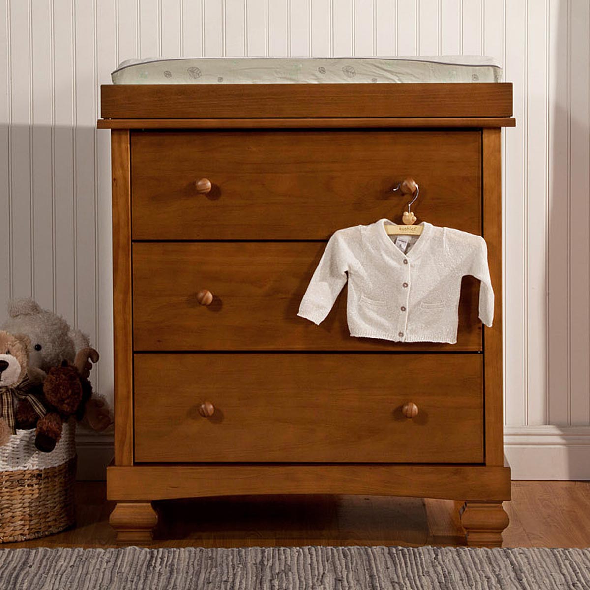 DaVinci Clover 3Drawer Changer Dresser in Chestnut FREE SHIPPING