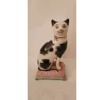 ENGLISH STAFFORDSHIRE POTTERY SEATED CAT w PILLOW FIGURE FIGURINE BLAC
