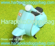 Megahouse Miniatures : Little Cafe - Open Cafe (2004) #5 - Miniature Retro Scooter