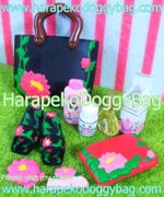 Re-ment Miniatures : Asian Zakkaten / Asian Goods Store (2004) #6 - Miniature Cosmetics & Fashion Accessories 