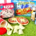 Re-ment Miniatures : Puchi Convenience Store (2005) #6 - Miniature Pizzas & Snacks