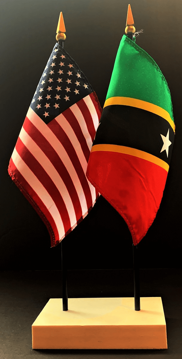 St Kitts & Nevis and US Flag Desk Set