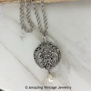 Avon MEDALLION Necklace