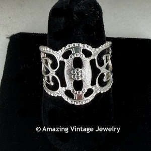 QUEEN'S LACE Ring - Silvertone