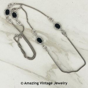 TOUCH OF CLASS Necklace