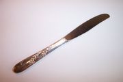Oneida Community Tudor Plate BRIDAL WREATH Dinner Knife 8 1/2"