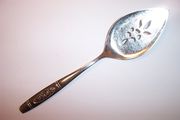 Oneida Deluxe ROSE PENDANT Pie / Cake Server