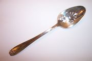 Rogers Bros 1847 DAFFODIL Pierced Serving Spoon