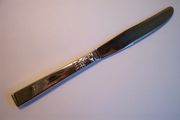 Wm A Rogers Oneida NORTHLAND Dinner Knife 8 7/8" Older crimped-style connection
