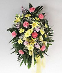 Traditional mixed arrangement on an easel.