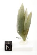 SOLD! Verkauft! Vente museum grade Prase cluster with tiny native iron rose #21