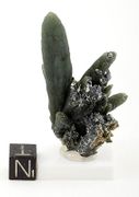 SOLD! Verkauft! top museum grade Prasem cluster with beautiful hematite rose