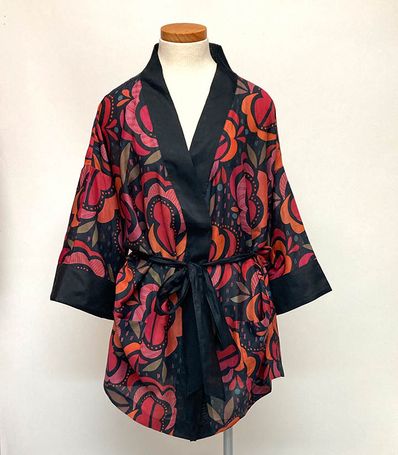 SHORT BLACK RED ORCHID PRINT KIMONO