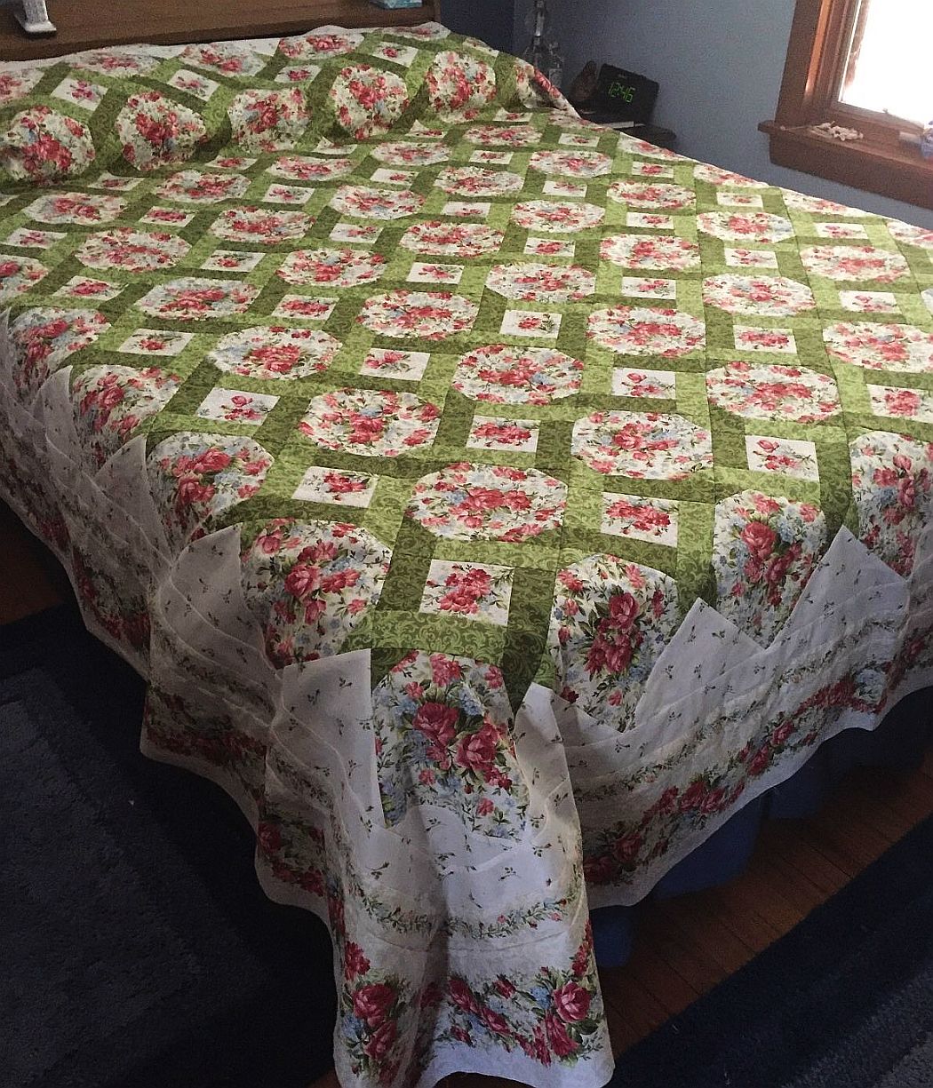 Roses on the Vine Garden Twist Complete Quilt Kit