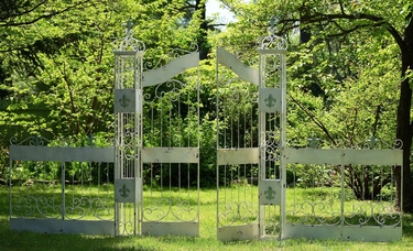 Fleur De Lis Garden Garden w/4 Pieces of fence - Click to enlarge