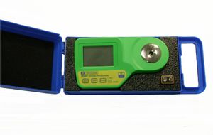 Milwaukee MA887-BOX Digital Refractometer for Seawater Measurements Milwaukee MA887-BOX Digital Refractometer for Seawater Measurements