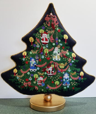 Christmas Tree w/Santas
